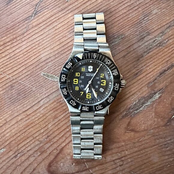 Victorinox Swiss Army Watch 241417 Black Face Yellow Numbers - Picture 2 of 5